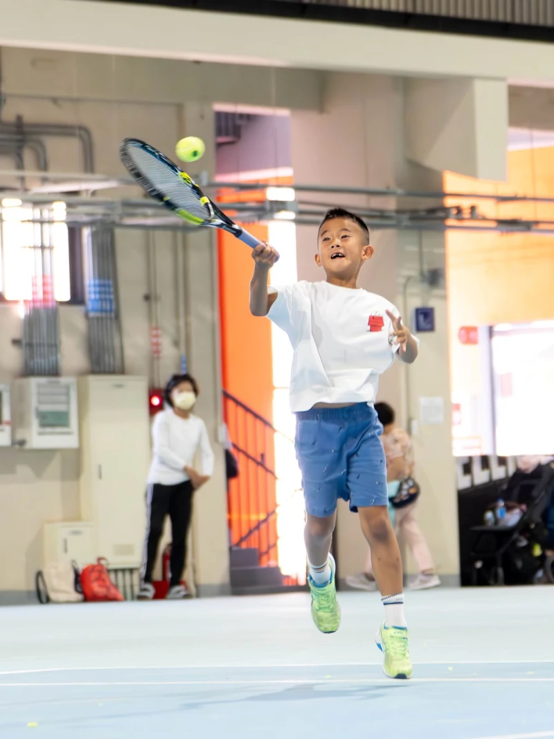 年僅7歲小一的陳浚首次比賽就打下十歲組亞軍。青少年網球運動發展協會提供