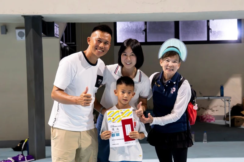 陳迪(左1)家人開心與拿到第二的兒子陳浚合照。青少年網球運動發展協會提供