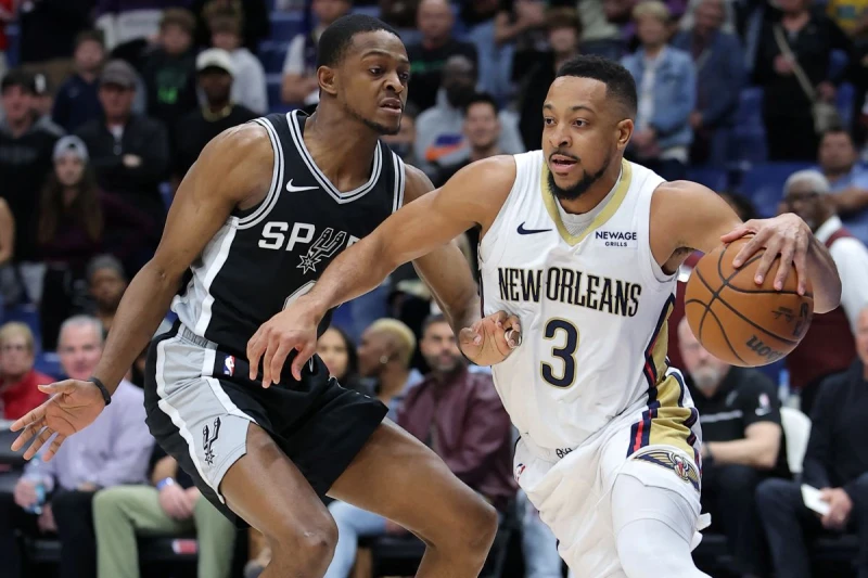 老鷹與麥凱倫（CJ McCollum，右）達成續約協議。法新社