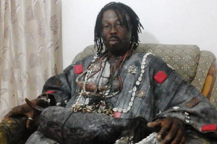 迦納巫醫名叫邦薩姆(Nana Kwaku Bonsam)宣稱對凱恩作法。摘自推特