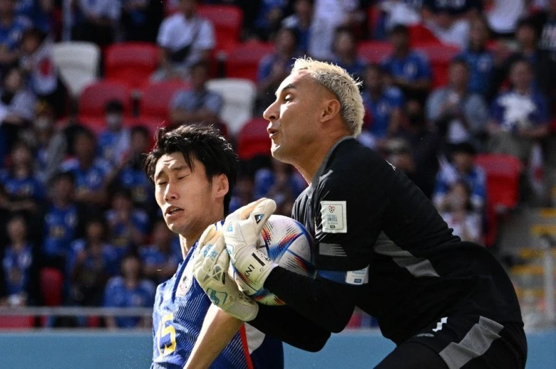 藍武士靠著鎌田大地（左）與上田綺世的完美搭配，以4比0大勝突尼西亞。法新社