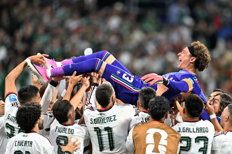 墨西哥將六屆參賽的老門將奧喬亞（Guillermo Ochoa）舉起慶祝。法新社