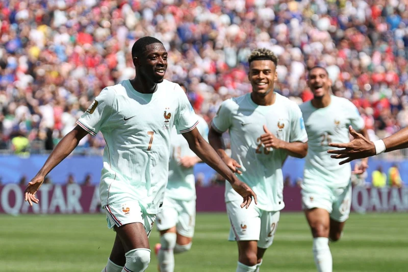 登貝萊(Ousmane Dembélé,左)上半場只花32分鐘就踢進三球。法新社