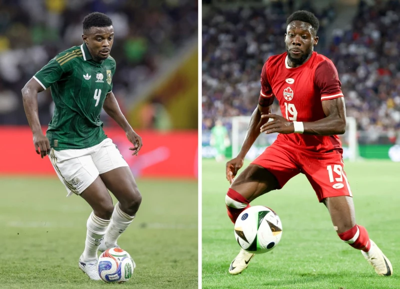 加拿大的戴維斯(Alphonso Davies ，右)對上南非的中場莫科納（Teboho Mokoena，左）。法新社