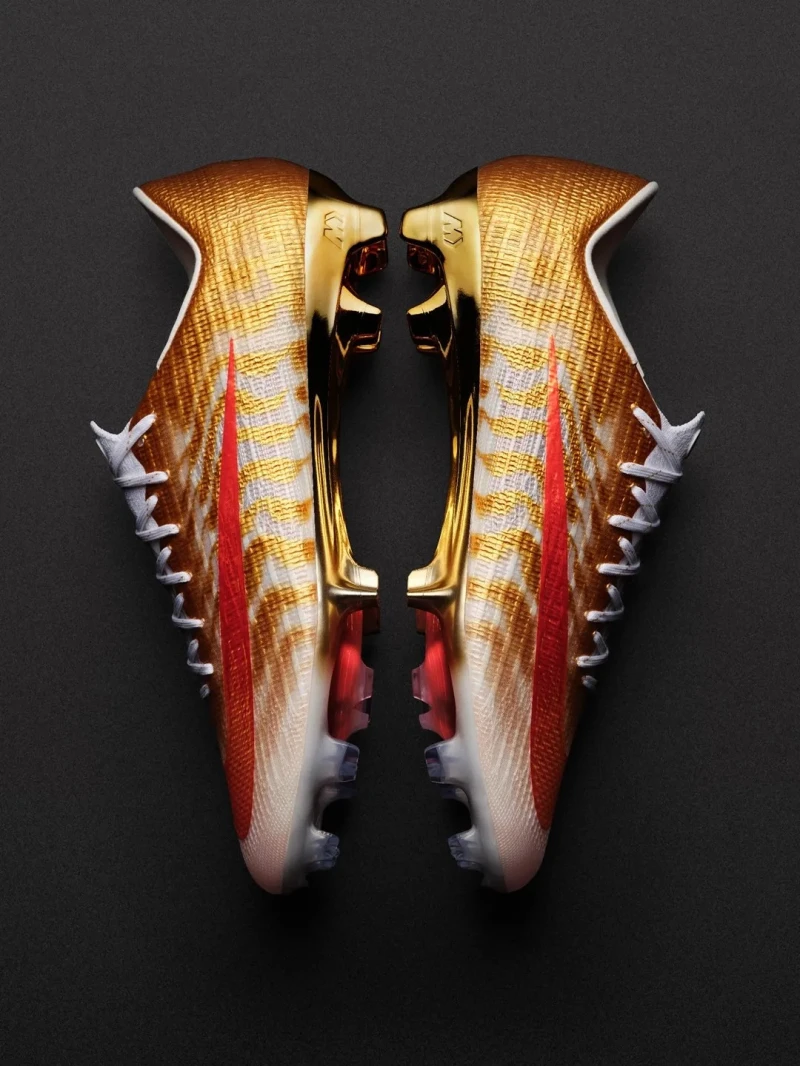 Mercurial Superfly 11 Gold Scorpion的限量戰靴。摘自推特
