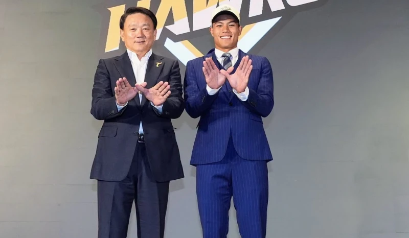 洪一中與邱文佑。台鋼雄鷹提供