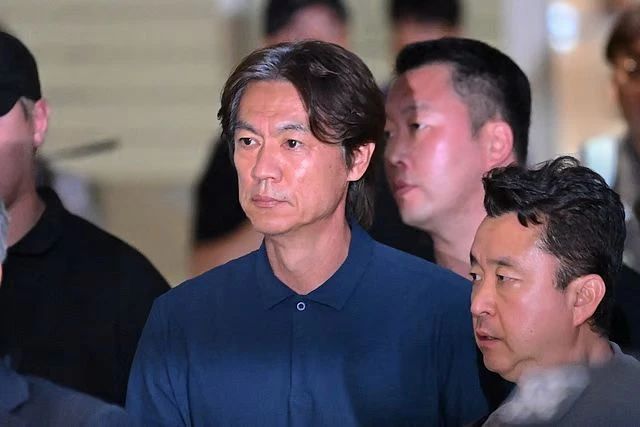 南韓總教練洪明甫返韓遭到百人噓聲迎接。法新社