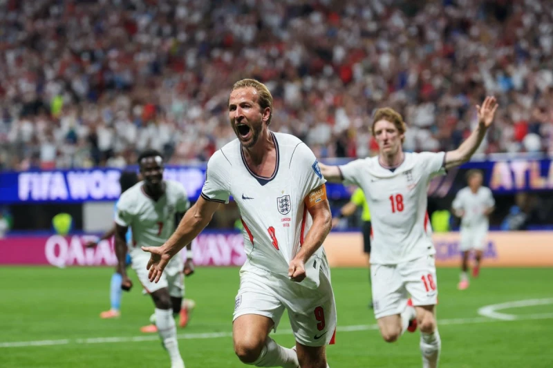 凱恩(Harry Kane,左)梅開二度拯救英格蘭。法新社