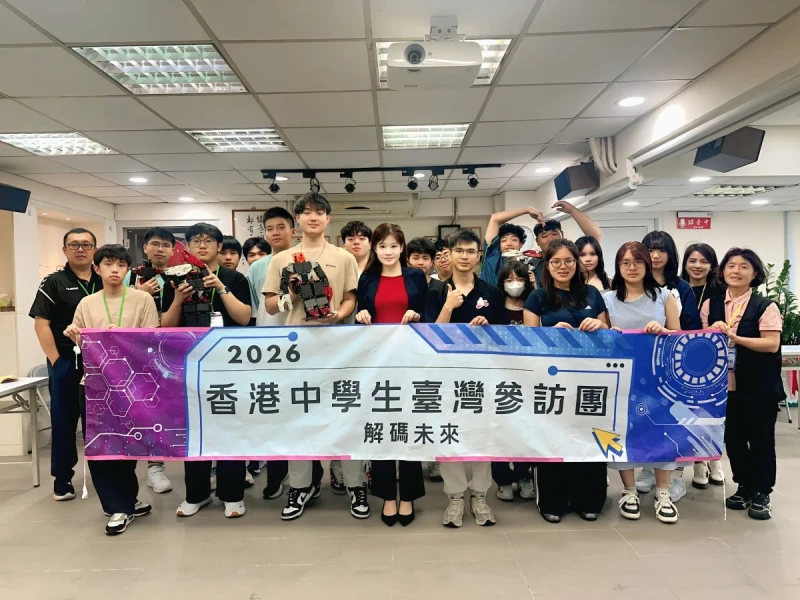 創教育學院創辦人王藝憓(中)和香港高中參訪團。台灣AI運動協會提供