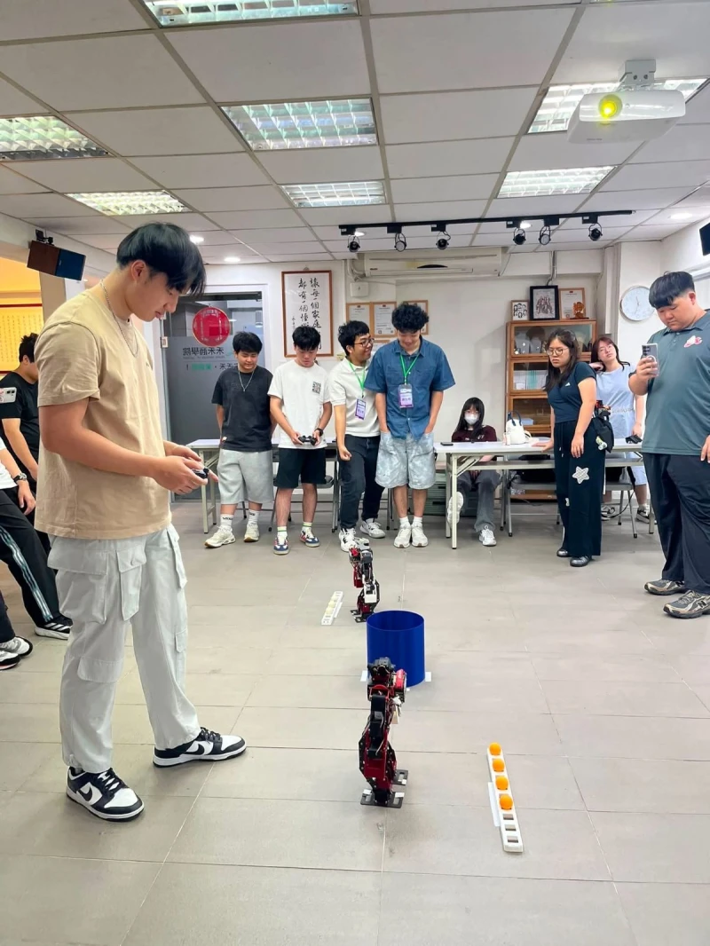 學生操控機器人進行投籃。台灣AI運動協會提供