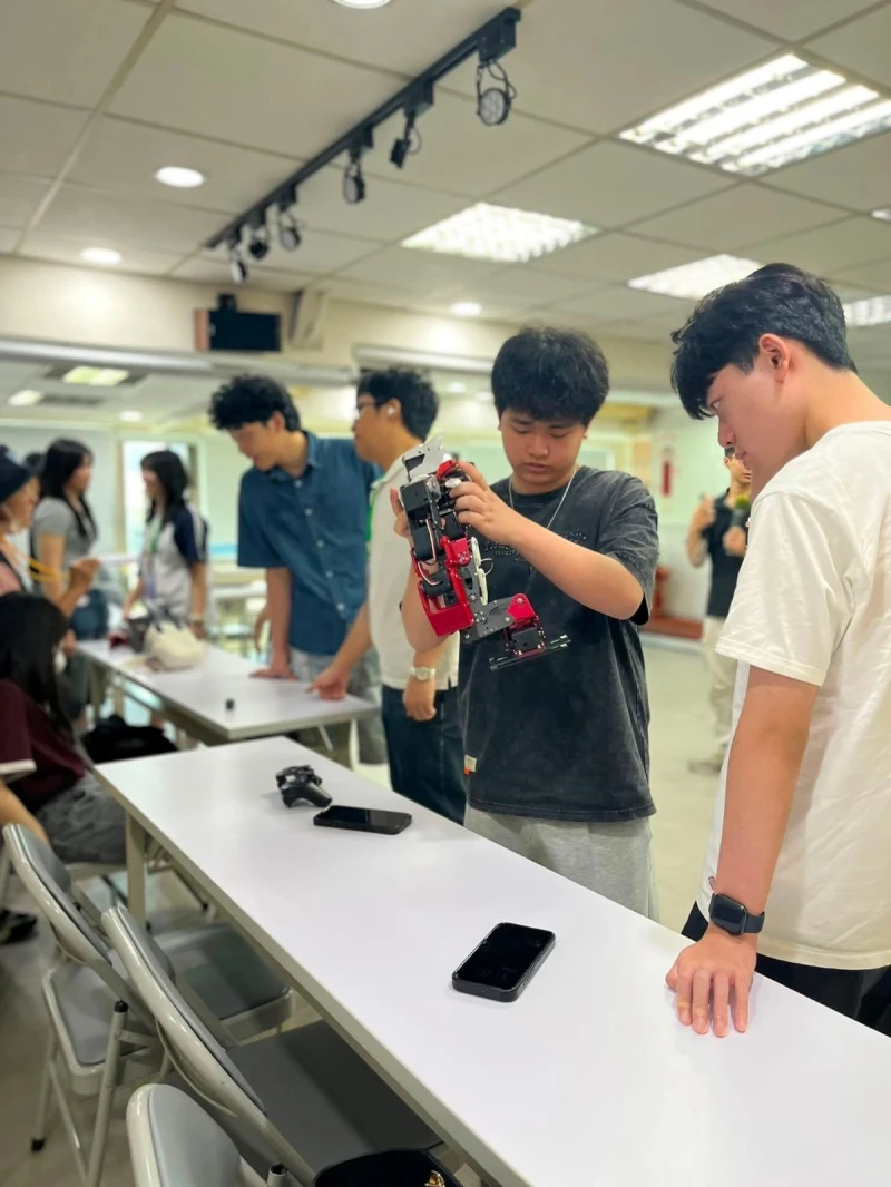 學生學習調整機器人設定。台灣AI運動協會提供