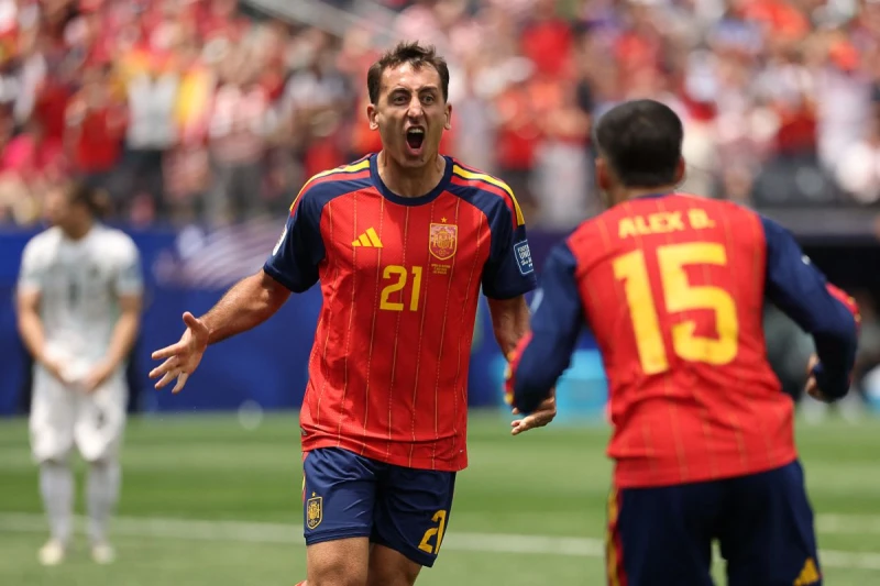 奧亞薩瓦爾(Mikel Oyarzabal,左)梅開二度。法新社