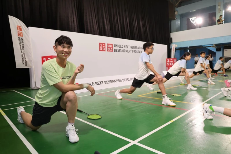 戴資穎指導小朋友熱身。李天助攝