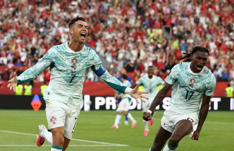 41歲C羅納度(Cristiano Ronaldo,左)透露不會輕率做出決定。法新社