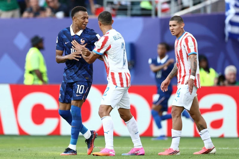 姆巴佩(Kylian Mbappé,左1)全場都一直受到挑釁但都能冷靜面對。法新社