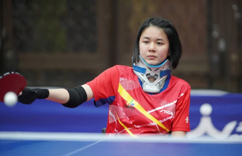 30歲動完大手術後3個月,稚莠就帶著護頸圈重回球場。潘稚莠提供