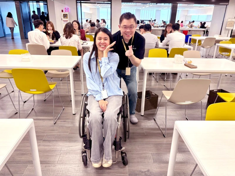 稚莠在公司餐廳與董事長張國煒歡樂合影。潘稚莠提供