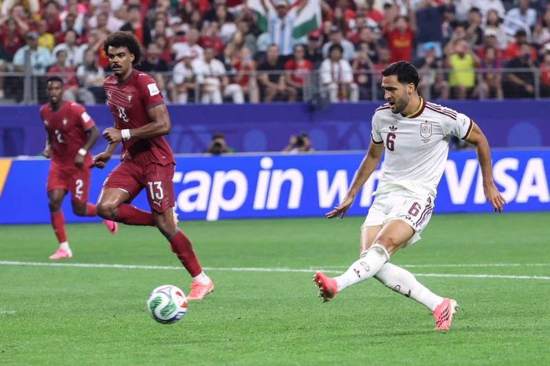 西班牙靠著替補奇兵梅里諾（Mikel Merino，右）絕殺進球。法新社