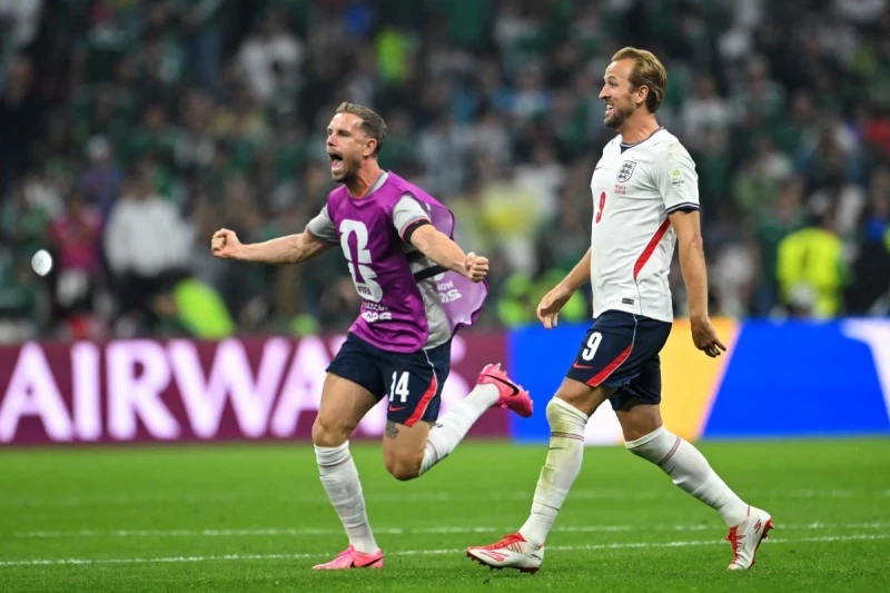 英格蘭中場大將韓德森（Jordan Henderson，左）因翻越廣告看板而受傷。法新社