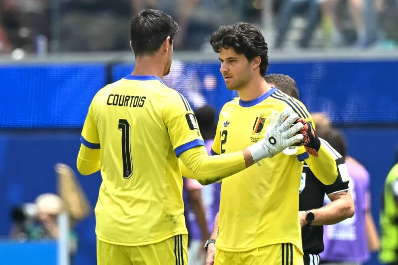 庫爾圖瓦（Thibaut Courtois，左）遭替補門將拉門斯（Senne Lammens）抰下成關鍵。法新社