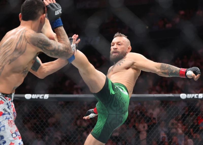 37歲格鬥老將麥葛瑞格(Conor McGregor,右)時隔五年重返賽場卻遭到慘敗。法新社