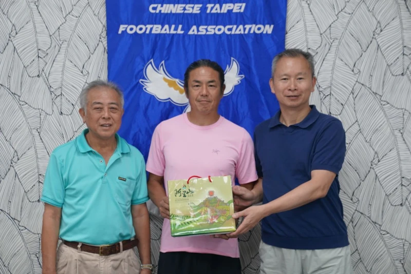中華足協與日籍教練龜谷誠（中）合作青年足球發展。足協提供