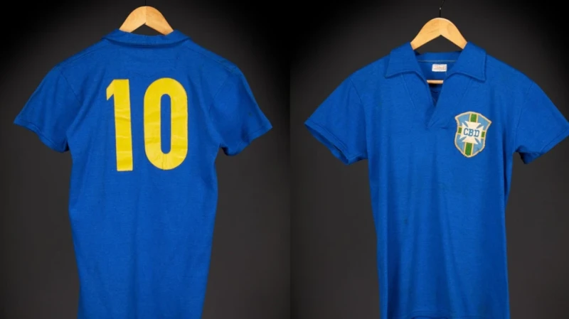 巴西傳奇球王比利(Pelé)在1958年世界盃決賽所穿的戰袍以約1.6億台幣天價成交。摘自推特