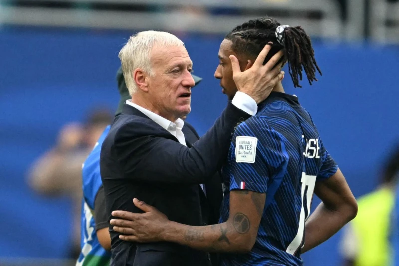 法國國家足球隊總教練德尚（Didier Deschamps，左）在執教14年後落幕。法新社