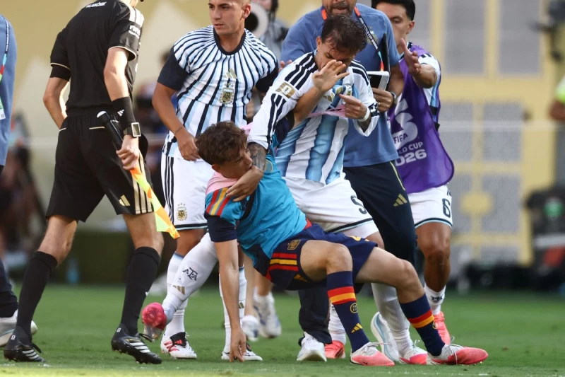 阿根廷落敗後,帕雷德斯(Leandro Paredes)揮拳爆發衝突。法新社