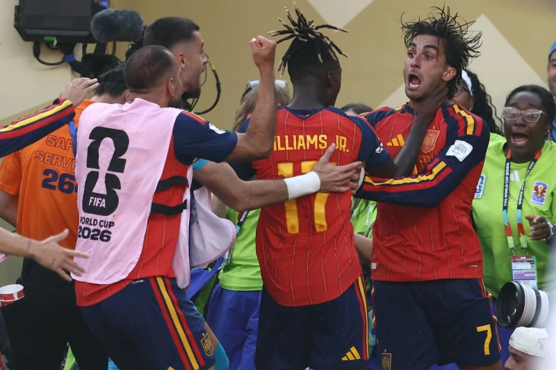 托雷斯(Ferran Torres,右)在延長第106分鐘射進致勝球。法新社
