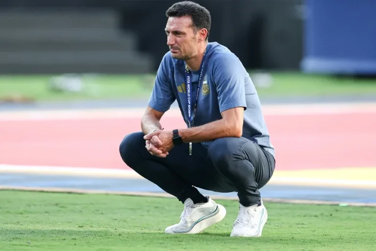 阿根廷總教練斯卡洛尼(Lionel Scaloni)在賽後數度落淚。法新社
