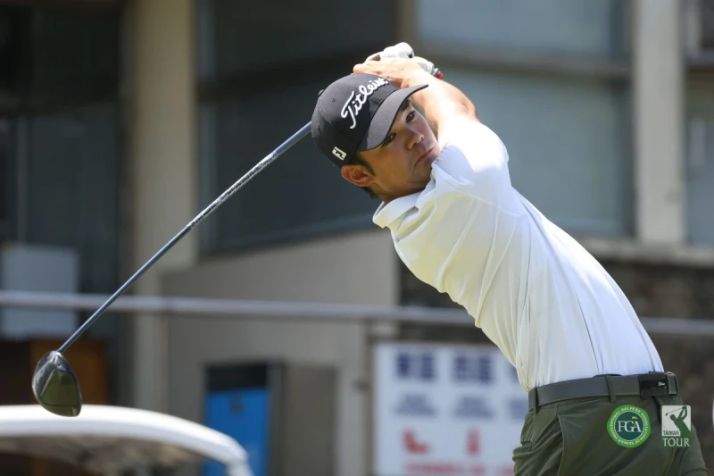 日本選手森岡俊一郎以兩回合總桿137桿-7暫並列第二。Tpga/林聖凱攝