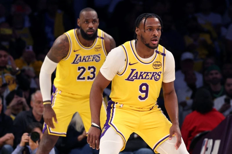 詹姆斯(LeBron James)連兒子布朗尼(前)也搞不清楚。法新社