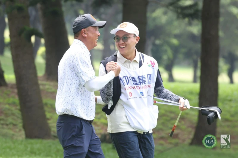 呂偉智兒子擔任桿弟開心擊拳慶祝冠軍。Tpga/林聖凱攝影