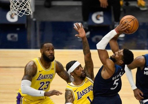 3D射手「KCP」卡德威爾-波普(Kentavious Caldwell-Pope,中)可望再與詹姆斯合作。法新社