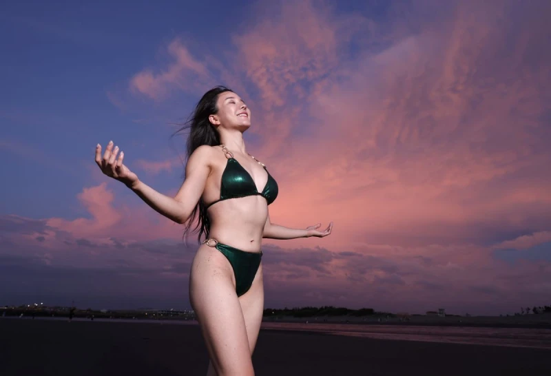迎著海風徹底放鬆,婷婷喜歡海邊的舒壓氛圍。特約記者 郭運復攝
