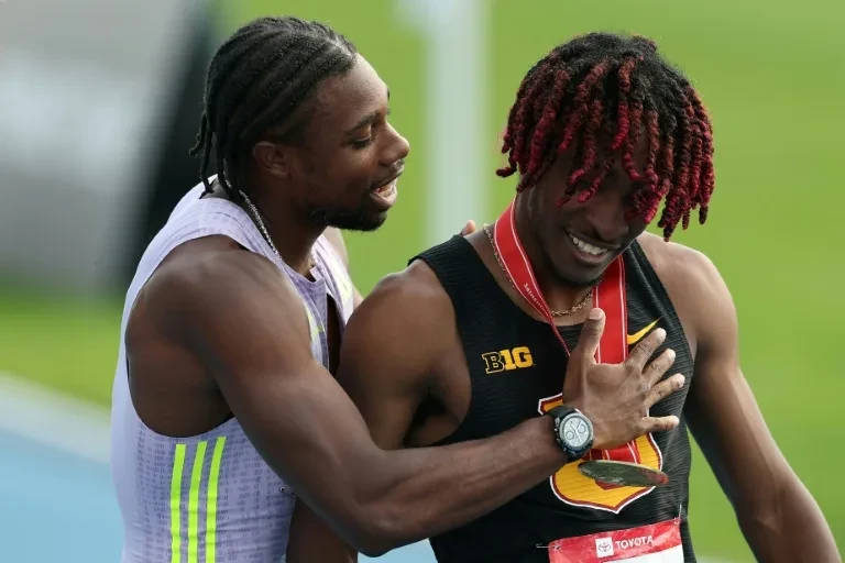 美國短跑巨星萊爾斯(Noah Lyles,左)向200金牌得主卡倫德(Garrett Kaalund)祝賀。法新社