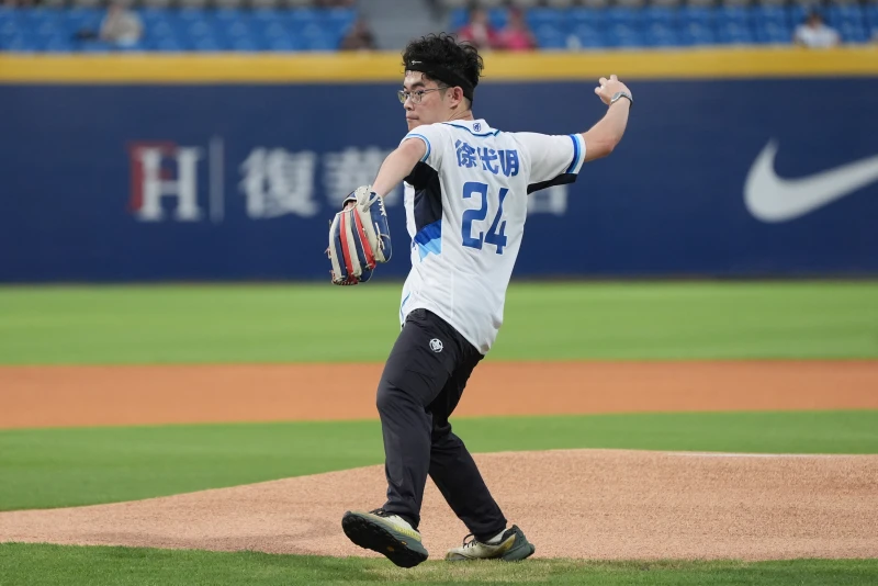徐代明開球。富邦悍將提供