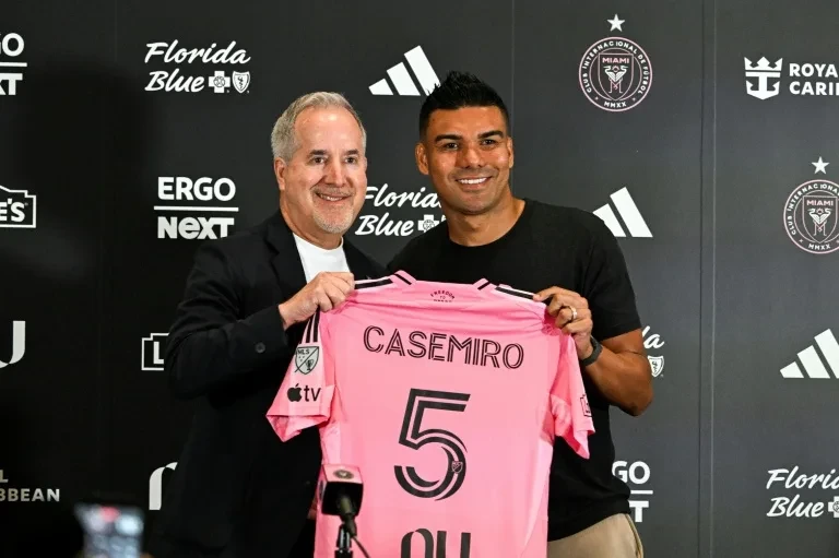 巴西球星卡塞米羅(Casemiro,右)正式接下國際邁阿密球衣。法新社