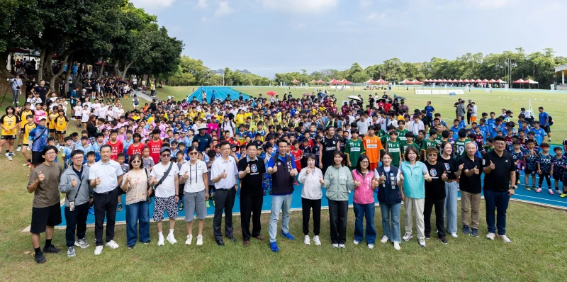 台灣國際足球邀請賽開幕典禮貴賓與參賽選手大合照。大會提供