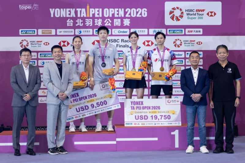 運動部長李洋(左2)親自頒獎給混雙銀牌台將楊博軒/胡綾芳。汪毅勤攝