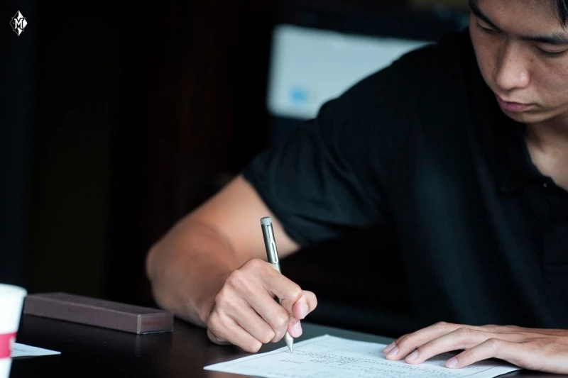 吳志鍇帶著媽媽送給他的18歲生日禮物簽下職業生涯第一份合約。官方提供