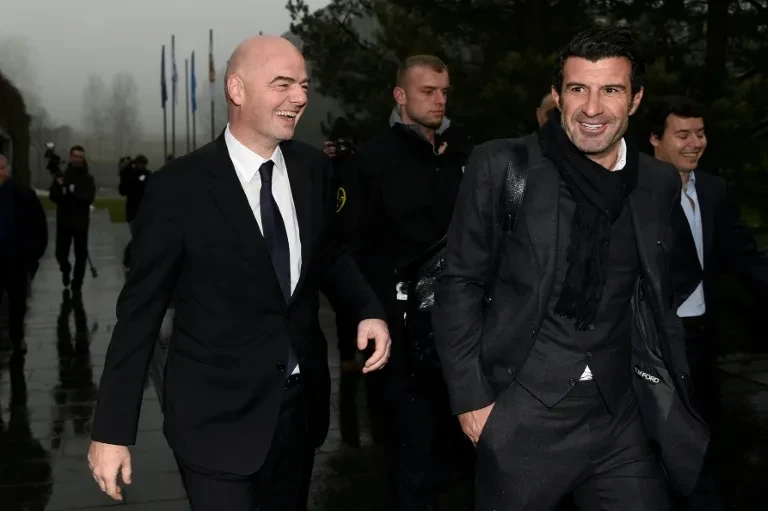 葡萄牙傳奇前鋒菲戈(Luis Figo,右)砲轟國際足總主席英凡蒂諾(Gianni Infantino)。法新社