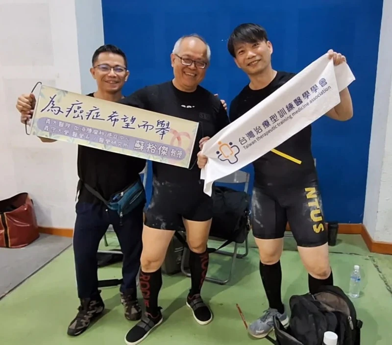 兩位醫學中心主治醫師以健力賽用行動實踐運動醫學理念。朱利平提供
