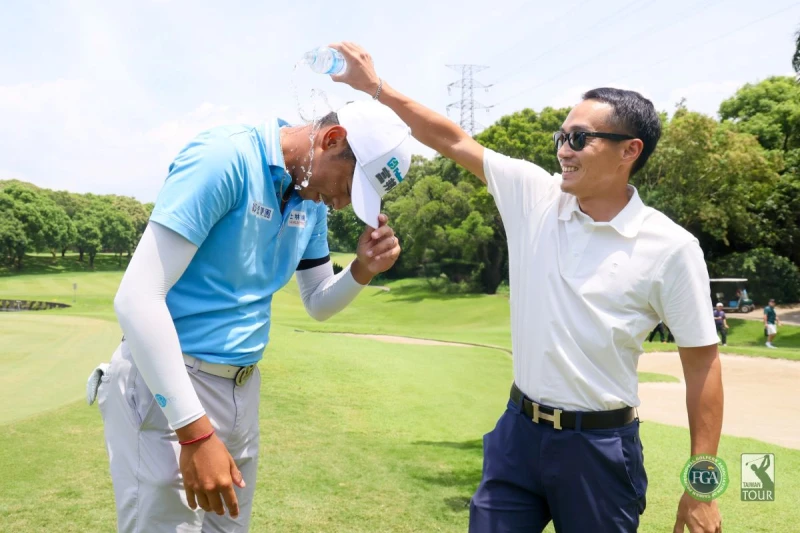 慶璉集團董事長王瑞甫右替王偉軒潑水慶祝。Tpga/林聖凱攝