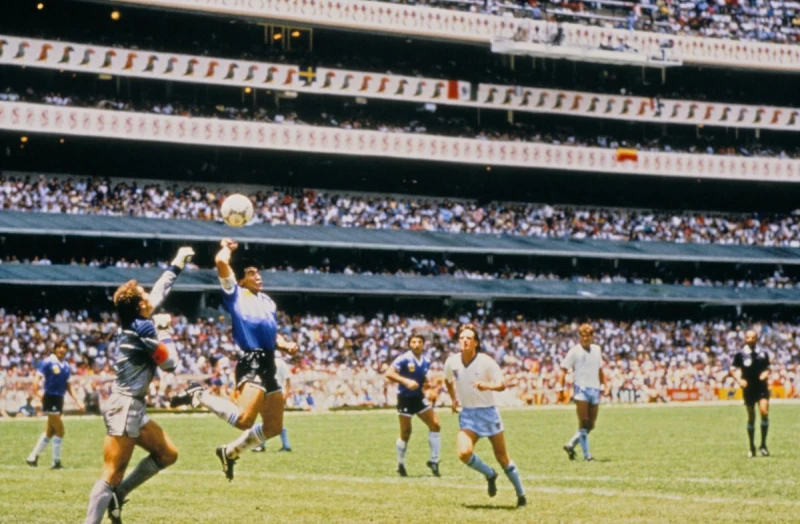 阿根廷傳奇球星馬拉度納(Diego Maradona)在1986年世界盃創造「上帝之手」與「世紀進球」的比賽用球本月將拍賣。法新社