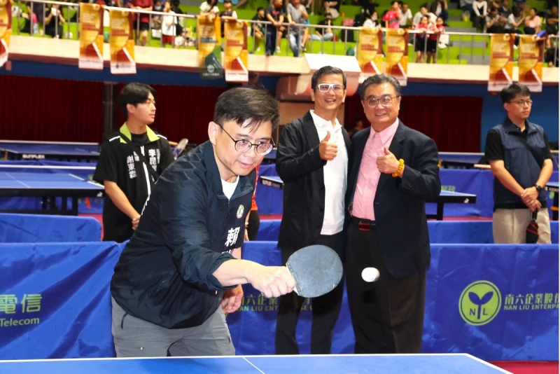 立委賴瑞隆親自下場與年輕選手切磋球技並進行開球。台灣體育總會桌球協會提供