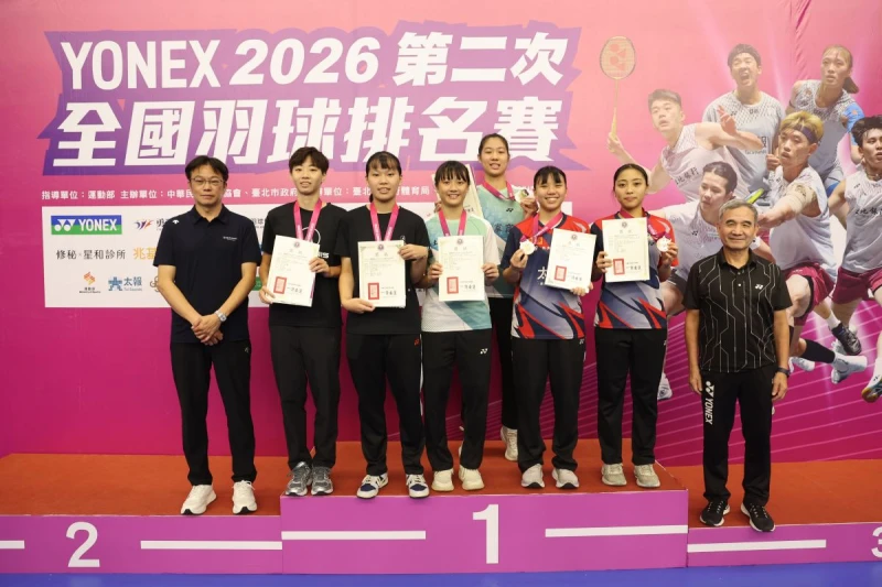 女雙冠亞季軍頒獎。羽協提供
