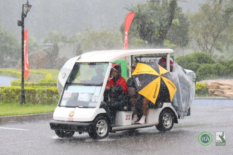 第一回合下午因暴雨影響暫停比賽,選手返回House休息雨停再出發。Tpga/林聖凱攝
