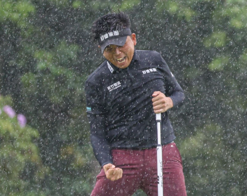 洪健堯在雨中延長賽抓鳥拿下冠軍開心握拳吶喊。tpga/林聖凱攝